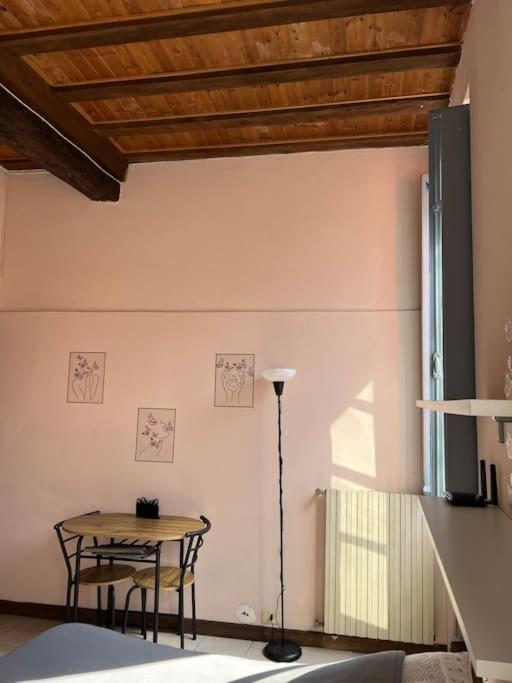 Minimal Studio Con Travi A Vista Lägenhet Piacenza Exteriör bild